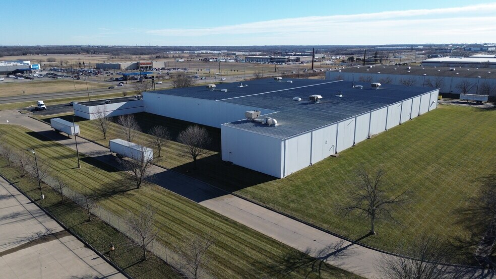 More Photos Of 4598-4602 Delaware Ave, Ankeny Light Distribution For Lease