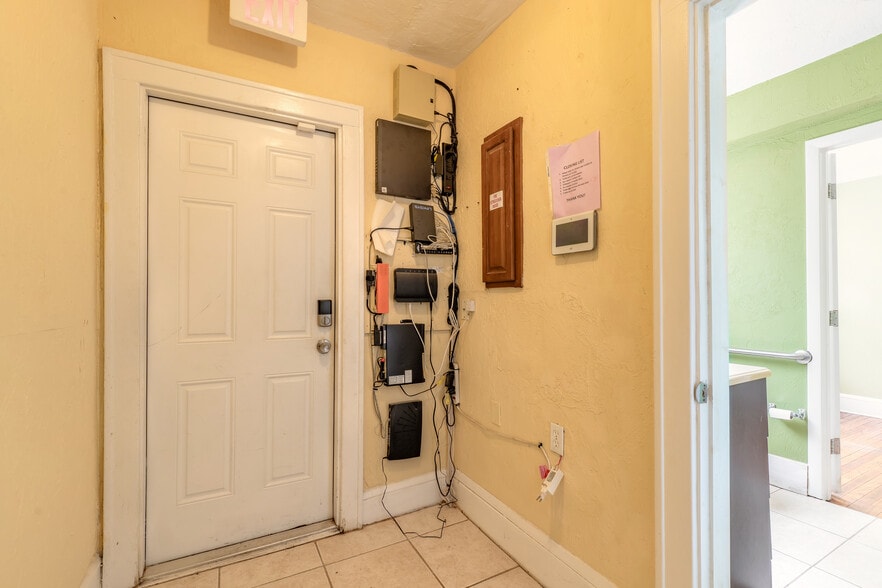 More Photos Of 519 S Ridgewood Ave, Daytona Beach Office For Sale