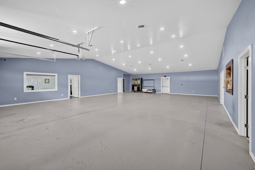 More Photos Of 506 E Stover Rd, Grandview Warehouse For Sale