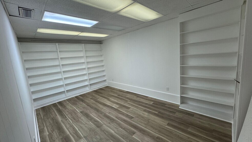 More Photos Of 166 Hialeah Dr, Hialeah Office For Lease