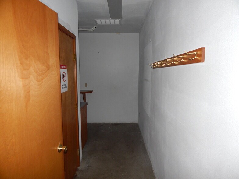 More Photos Of 330 NE Garden Valley Blvd, Roseburg Freestanding For Lease