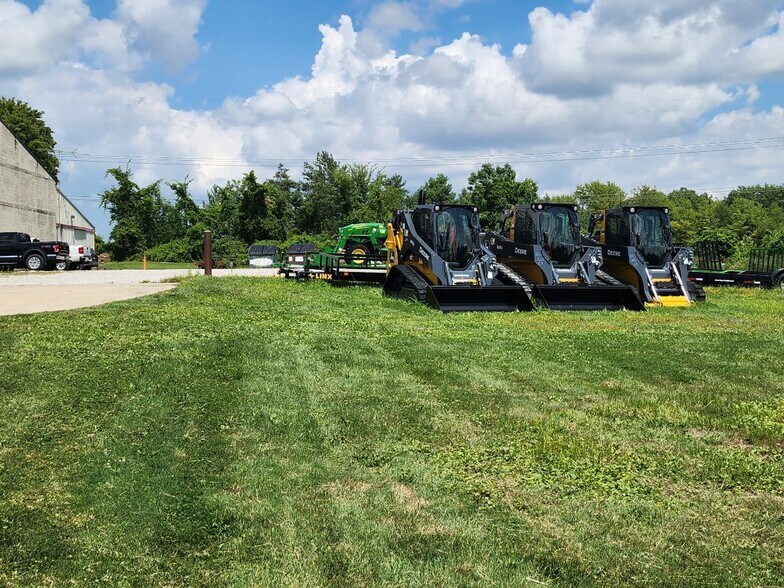 More Photos Of 11204 Royalton Rd, North Royalton Showroom For Lease