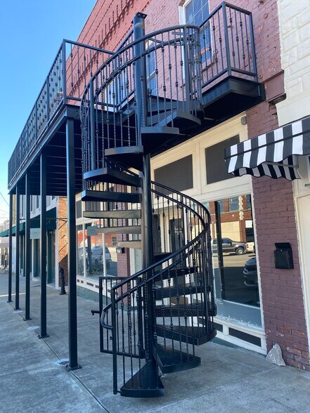 More Photos Of 225 N 1st St, Pulaski Storefront Retail Office For Lease