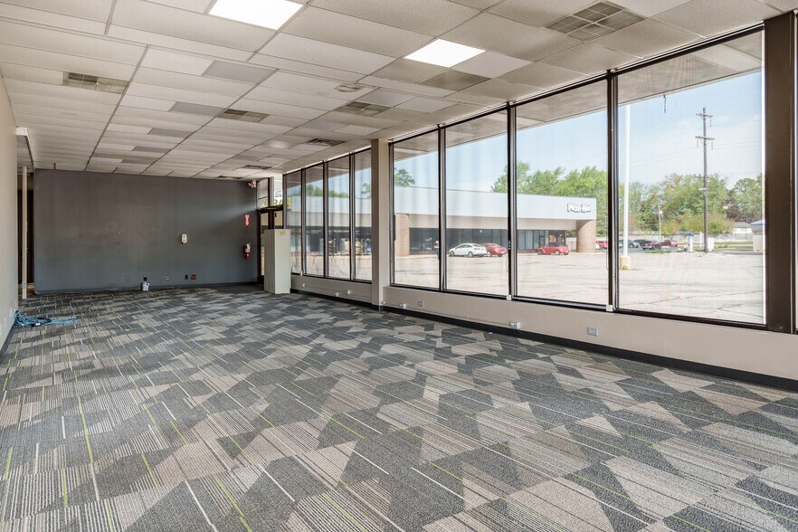 More Photos Of 3702-3748 N Main St, Rockford Storefront For Lease