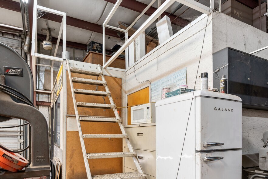 More Photos Of 1810 S Chester Ave, Bakersfield Service For Sale
