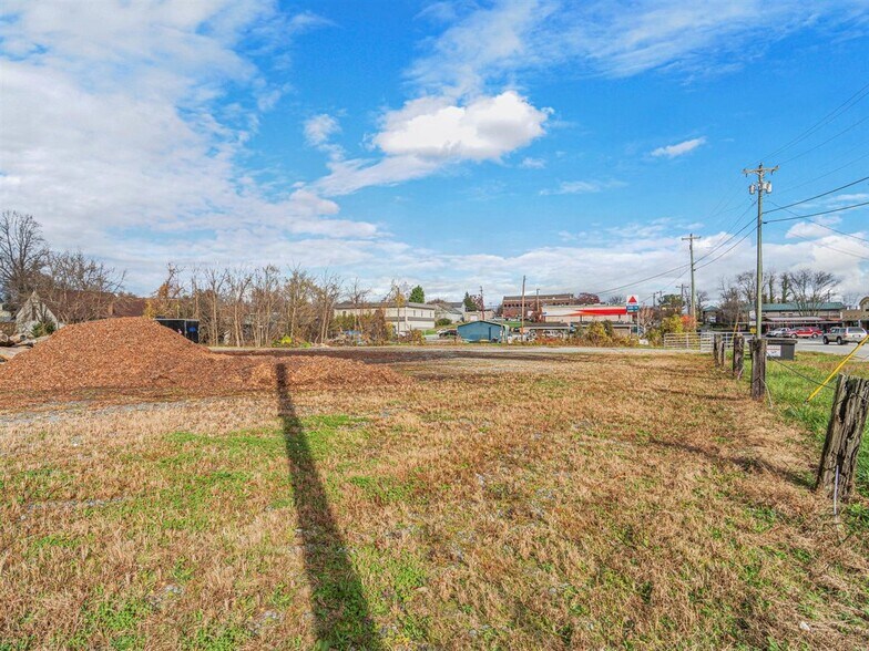 More Photos Of 307-321 S Washington St, Hendersonville Land For Lease