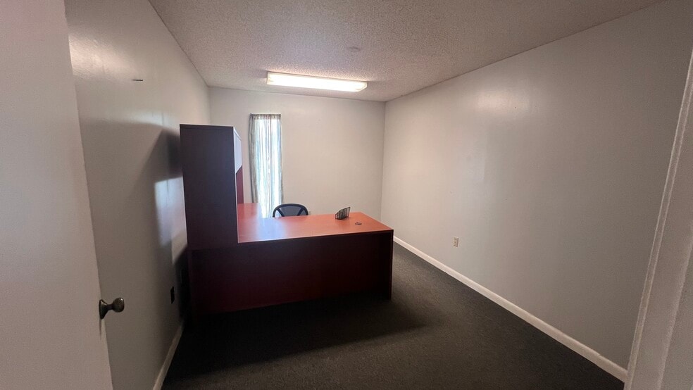 More Photos Of 3419 E Broadway Ave, North Little Rock Service For Lease