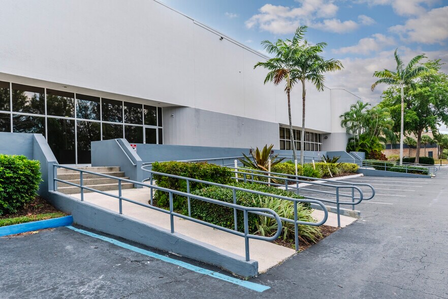 More Photos Of 5400 NW 35th Ave, Fort Lauderdale Warehouse For Lease