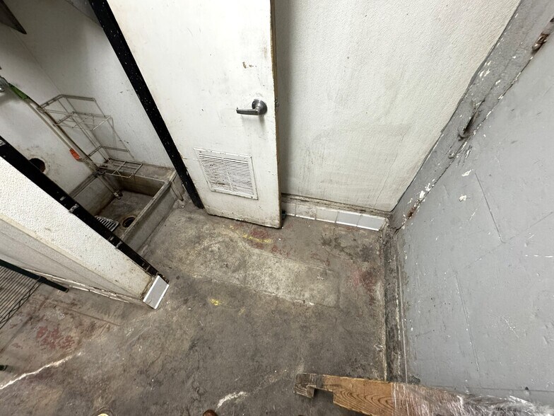 More Photos Of 223-231 E 9th St, Los Angeles Storefront For Lease