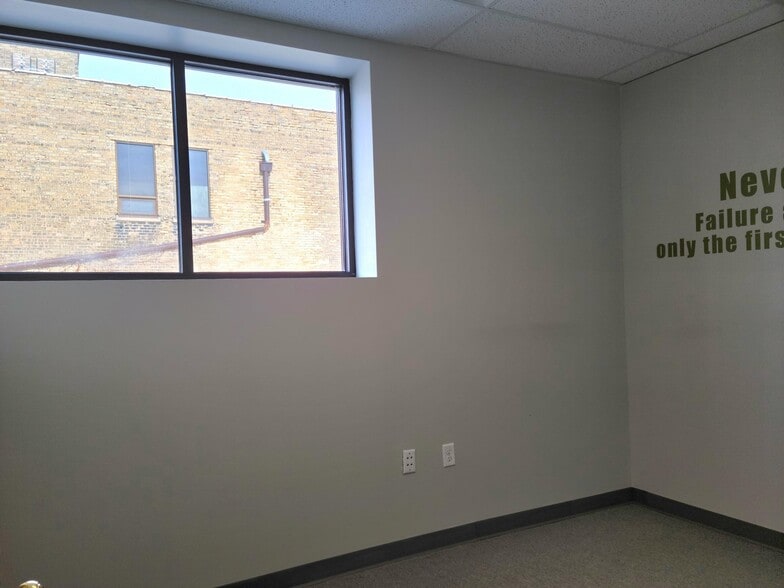 More Photos Of 5618-5624 6th Ave, Kenosha Office For Lease