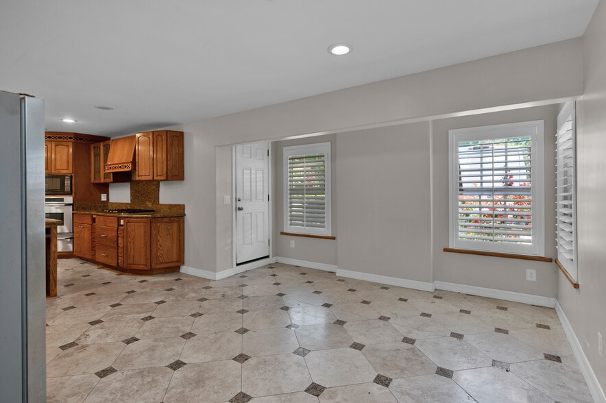 More Photos Of 801 W Whittier Blvd, La Habra Storefront Retail Residential For Sale