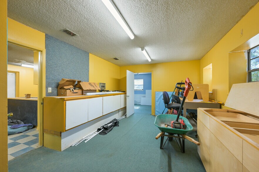 More Photos Of 400 Windy Hill School Rd, Georgetown Flex For Sale