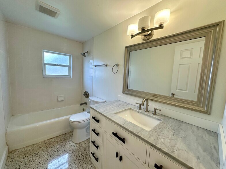 More Photos Of 7316 NE Waldo Rd, Gainesville Office For Lease