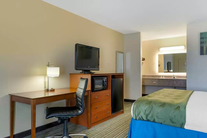 More Photos Of 820 Shoneys Dr, Ashburn Hotel For Sale