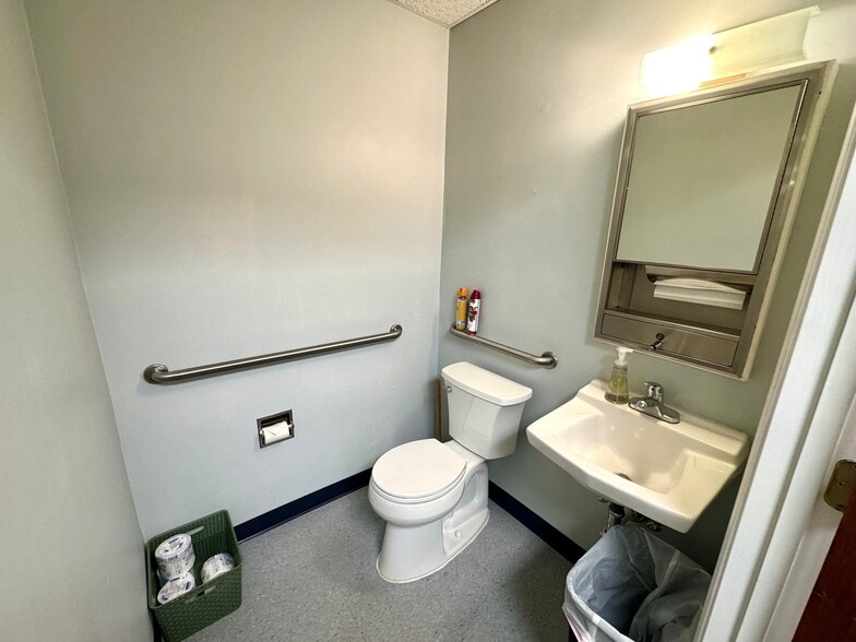 More Photos Of 1342-1360 Old Bridge Rd, Woodbridge Medical For Lease
