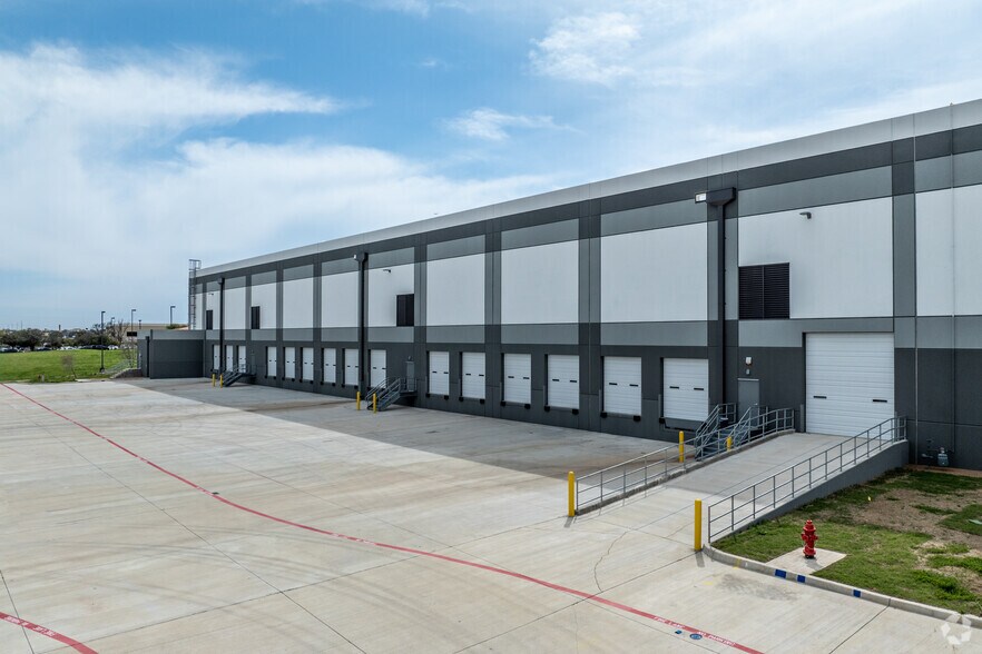 More Photos Of 4310 N Belt Line Rd, Irving Warehouse For Lease