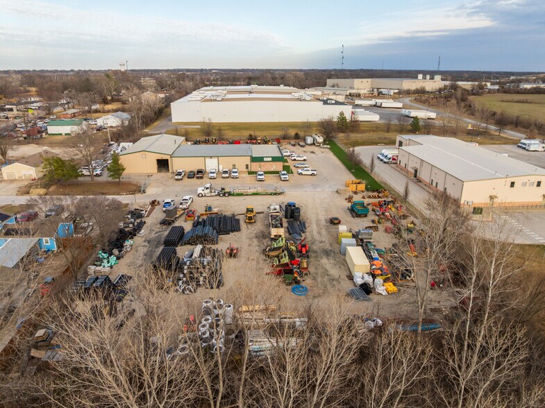 More Photos Of 1621 Se Summit St, Lee's Summit Light Distribution For Lease