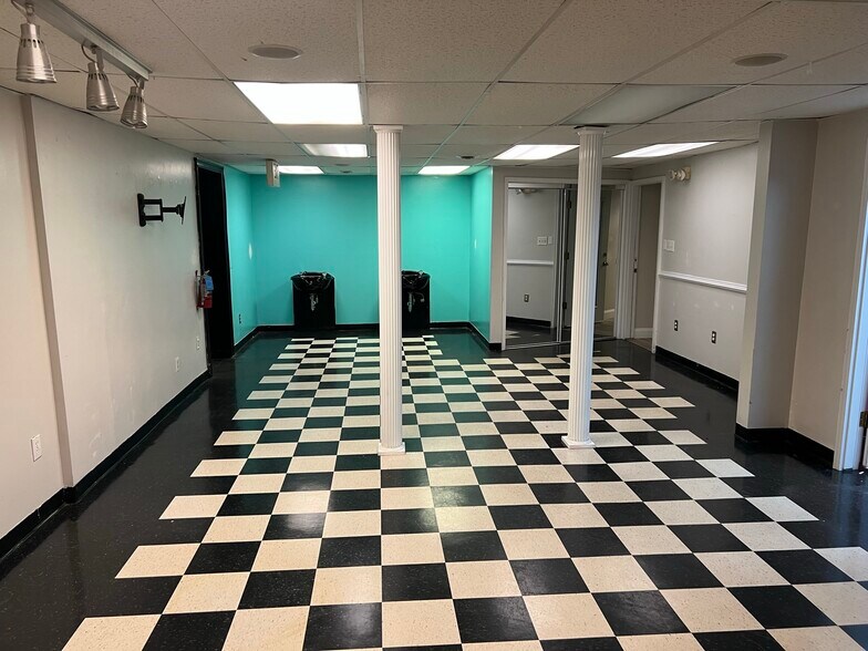 More Photos Of 8022 Old Alexandria Ferry Rd, Clinton Flex For Sale