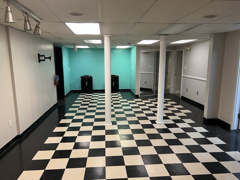 More Photos Of 8022 Old Alexandria Ferry Rd, Clinton Light Distribution For Sale