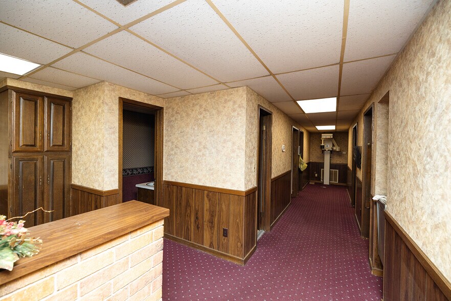 More Photos Of 504 N Poplar St, Peabody Medical For Sale