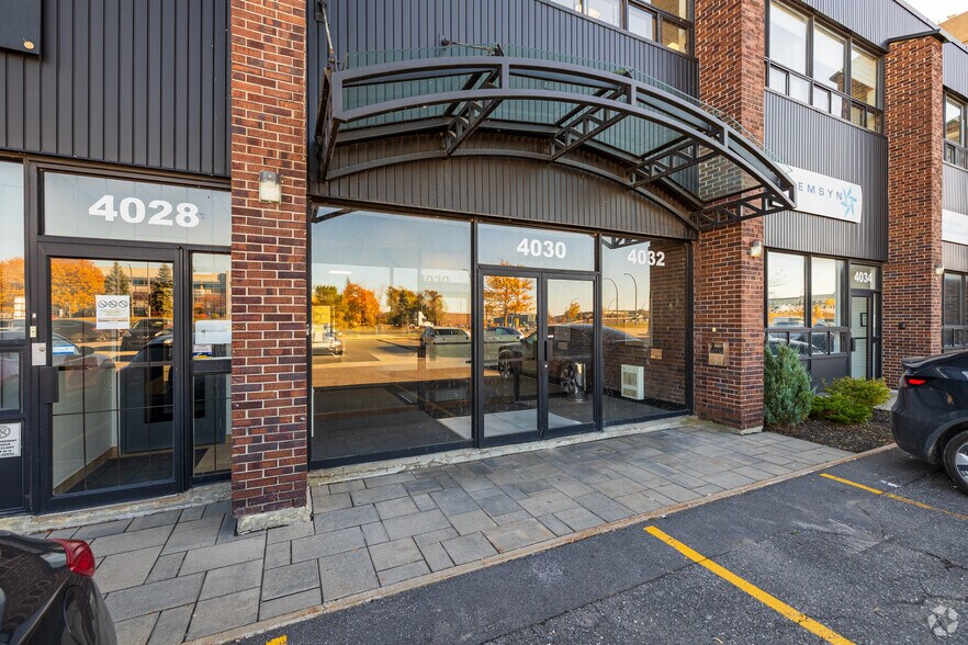 More Photos Of 4000-4036 Boul De La Côte-Vertu, Montréal Showroom For Lease