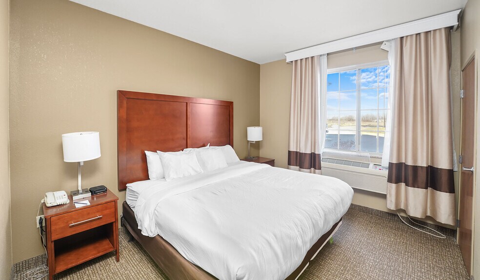 More Photos Of 725 Paradise Ln, Johnson Creek Hotel For Sale