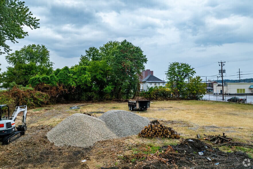 More Photos Of 2151 5th Ave REAR, Huntington Storefront Retail Office For Lease