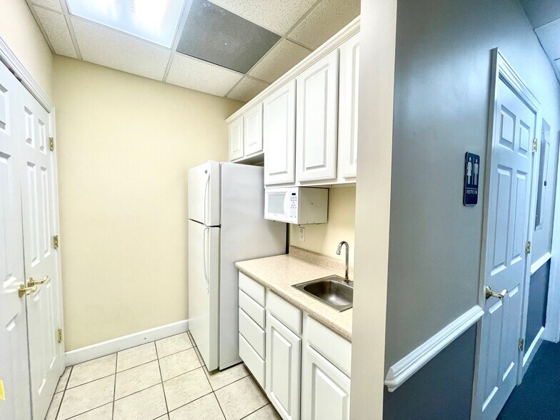 More Photos Of 1 Oglethorpe Professional Blvd, Savannah Office For Lease