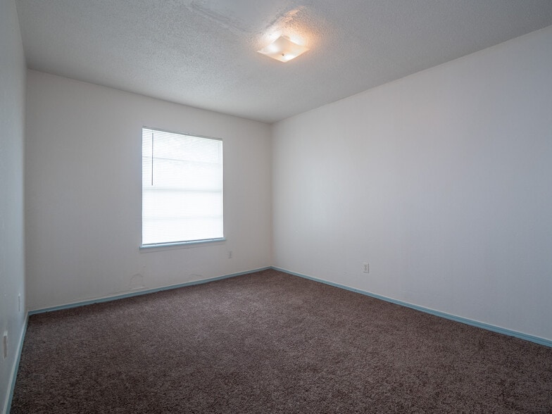 More Photos Of 5924 NW 10th St, Oklahoma City Apartments For Sale