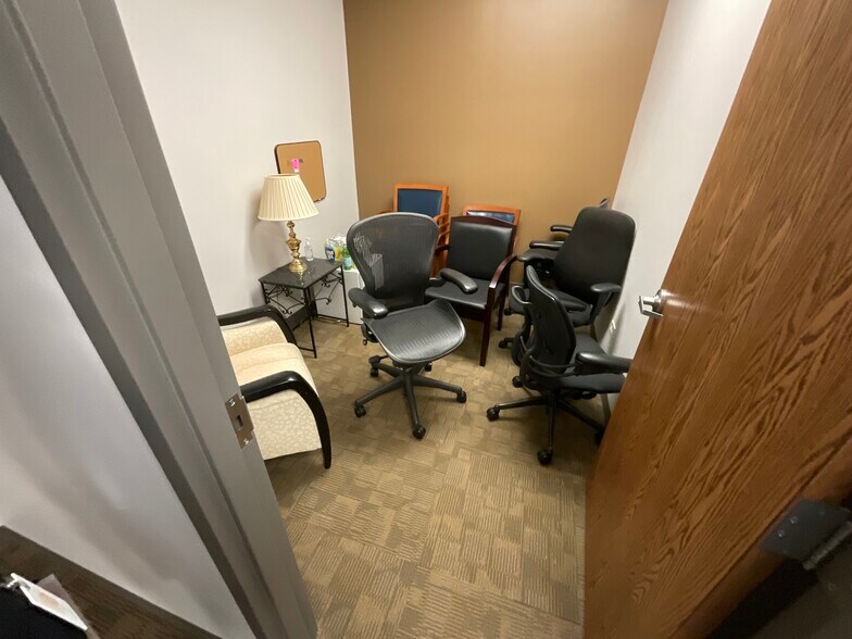 More Photos Of 2505 S Finley Rd, Lombard Office For Sale