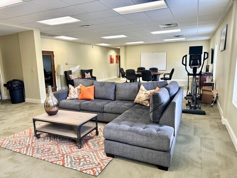 More Photos Of 104 Progress Dr, Frankfort Office For Sale