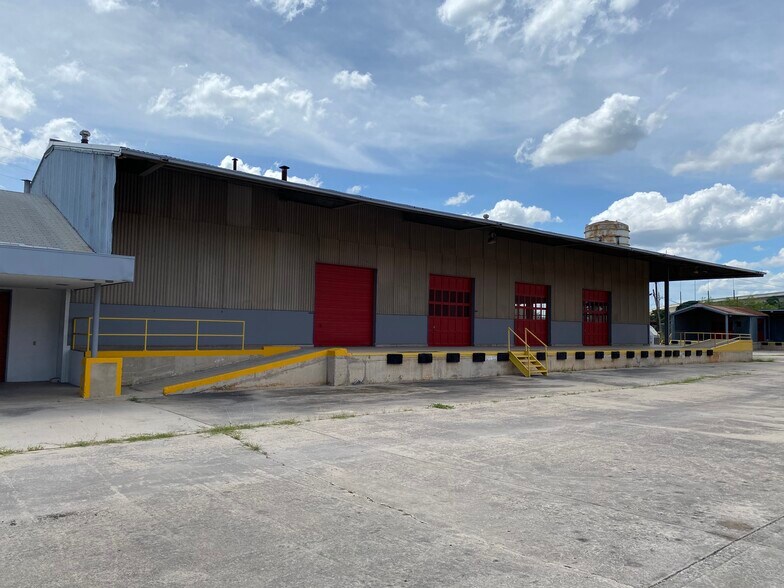 More Photos Of 1547 W Poplar St, San Antonio Warehouse For Sale