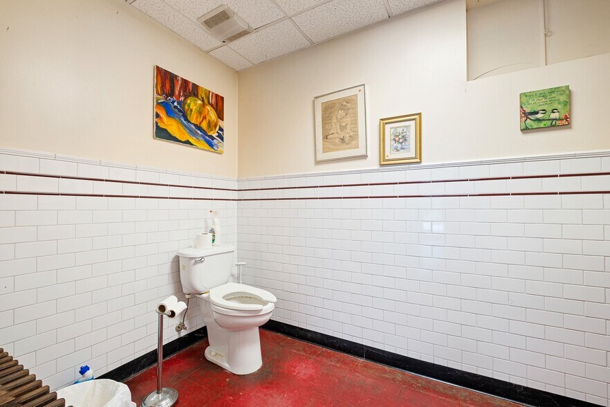 More Photos Of 2913 Creek Rd, Yorklyn Specialty For Sale