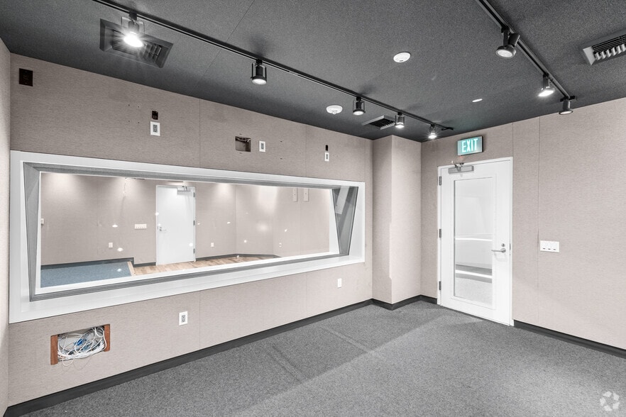 More Photos Of 300 N 3rd St, Burbank Office For Sale