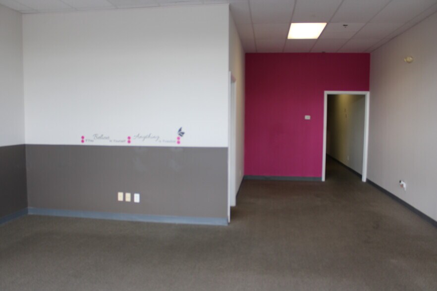 More Photos Of 2260-2292 Commercial Way, Spring Hill Storefront For Lease