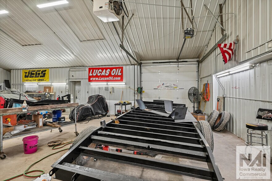 More Photos Of 520 Franklin St, Center Point Industrial For Sale