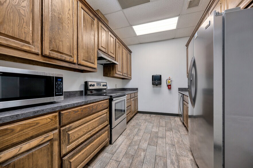 More Photos Of 132 El Chico Trl, Willow Park Medical For Lease