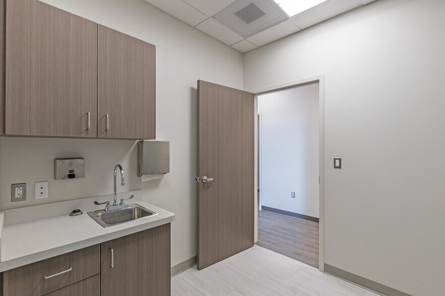 More Photos Of 24430 Stone Springs Blvd, Dulles Medical For Lease