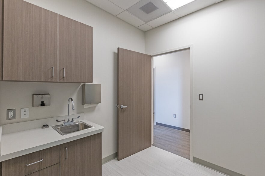 More Photos Of 24430 Stone Springs Blvd, Dulles Town Center Medical For Lease