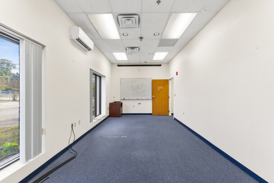 More Photos Of 1812 E Duncan St, Tyler Manufacturing For Lease