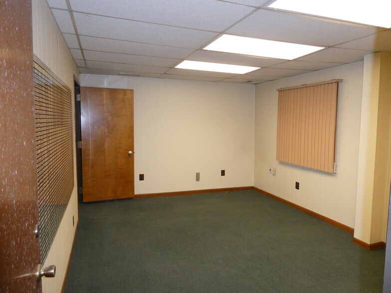 More Photos Of 425 N Grove St, Berlin Warehouse For Lease