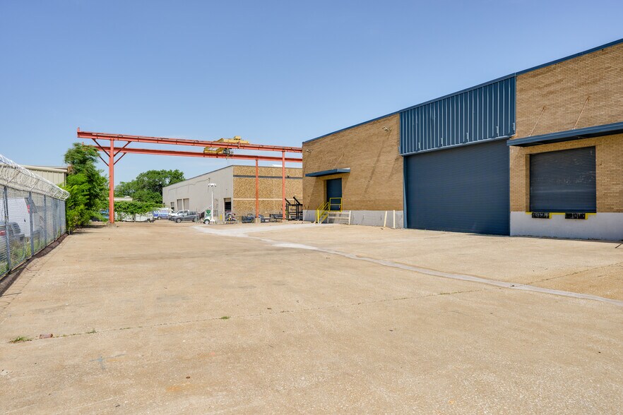 More Photos Of 11245 Indian Trl, Dallas Distribution For Lease