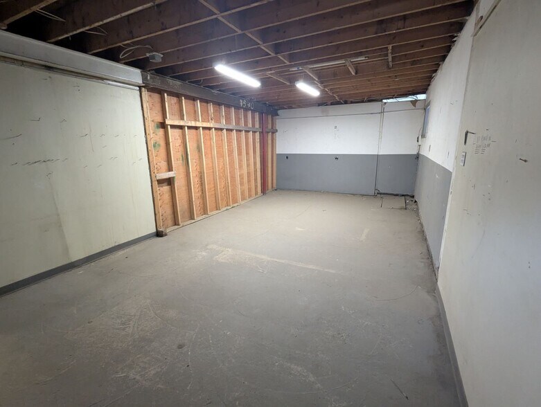 More Photos Of 48 New St Rear, Cambridge Warehouse For Lease