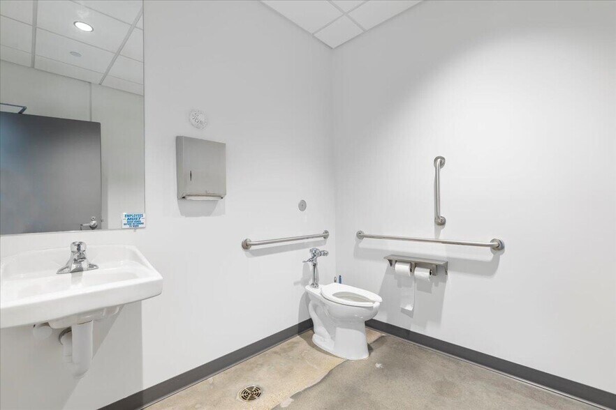 More Photos Of 4201 Rivers Edge Pky, Council Bluffs Office For Lease