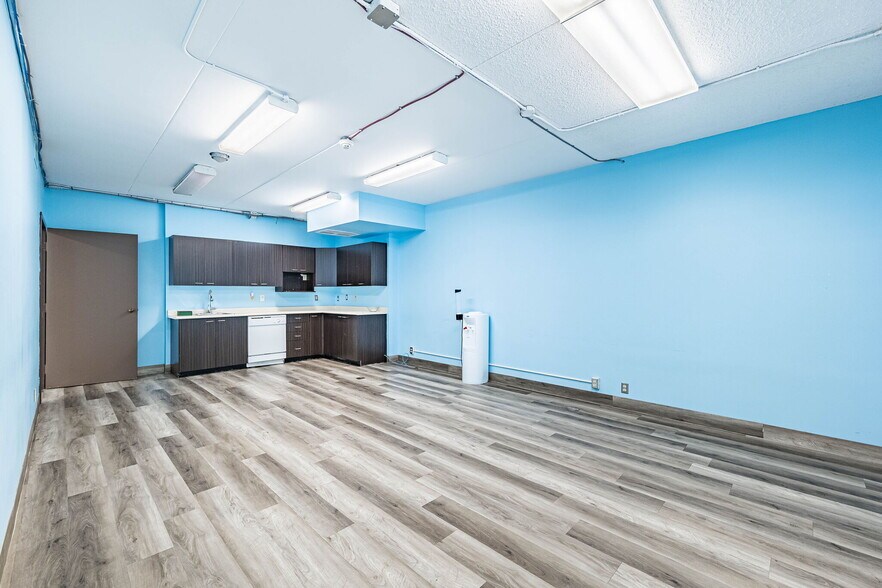 More Photos Of 220 Advance Blvd, Brampton Office For Sale