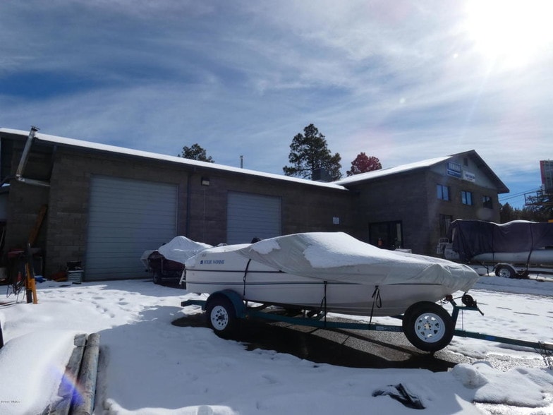 More Photos Of 3600 W White Mountain Blvd, Lakeside Showroom For Sale