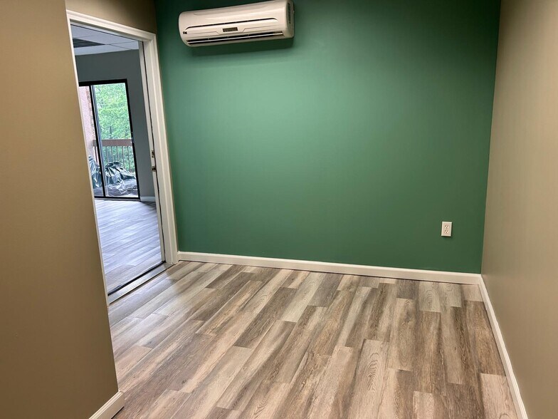 More Photos Of 450 Maple Ave E, Vienna Unknown For Lease