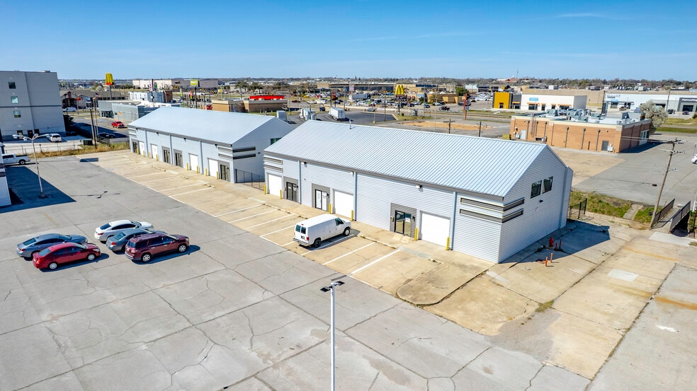 More Photos Of 4403-4411 SW 3rd St, Oklahoma City Showroom For Lease