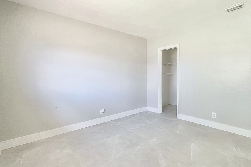 More Photos Of 999 W Prospect Rd, Oakland Park Apartments For Sale