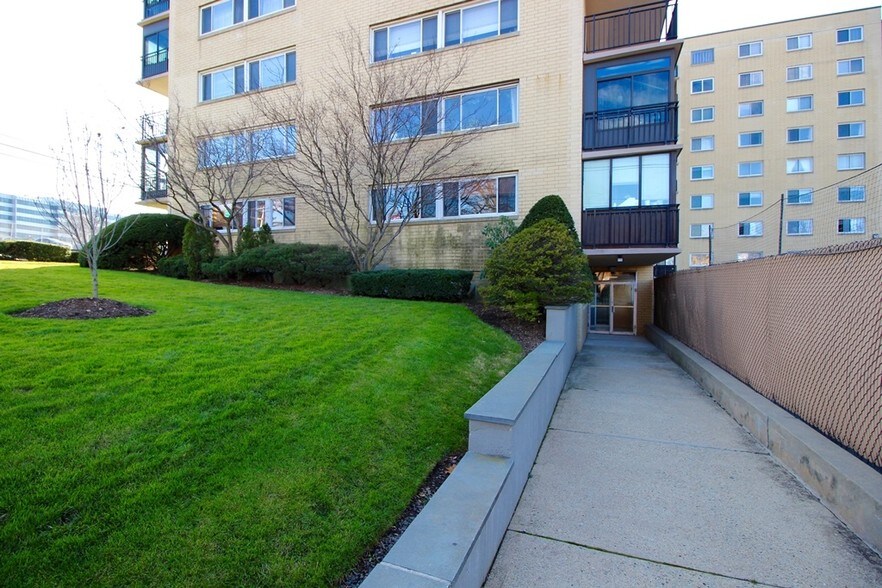 More Photos Of 2185 Lemoine Ave, Fort Lee Apartments For Sale